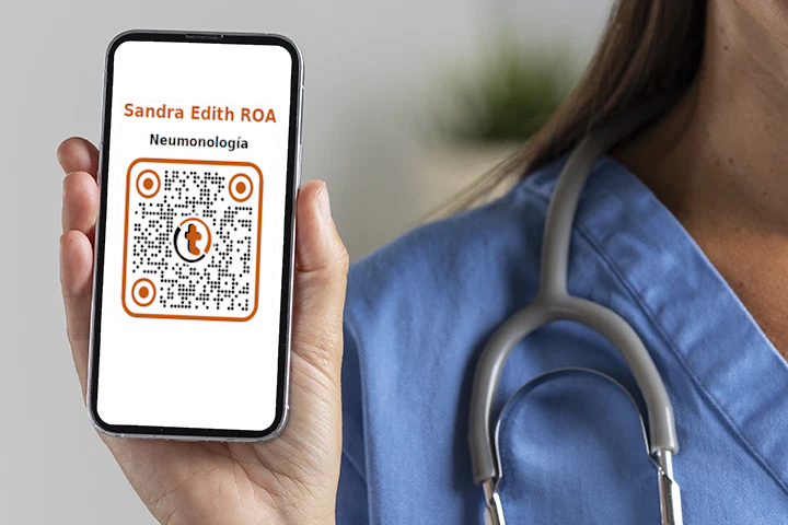 Profesional compartiendo su agenda mediante un código QR